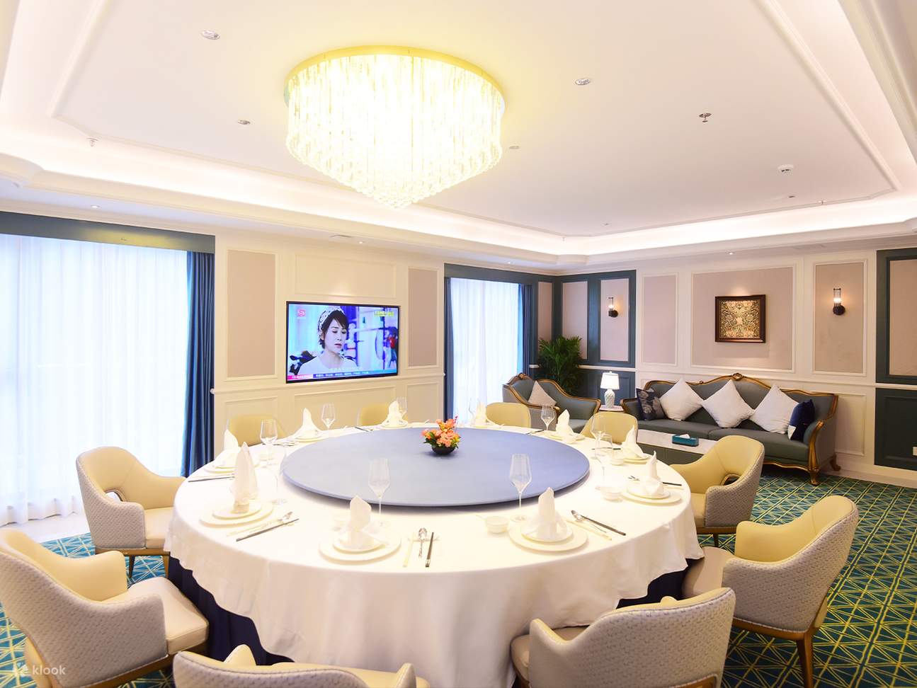 La salle à manger est entièrement fonctionnelle, vous pouvez chanter, jouer au mahjong. L'environnement est calme et confortable, et peut accueillir de nombreuses personnes pour dîner.